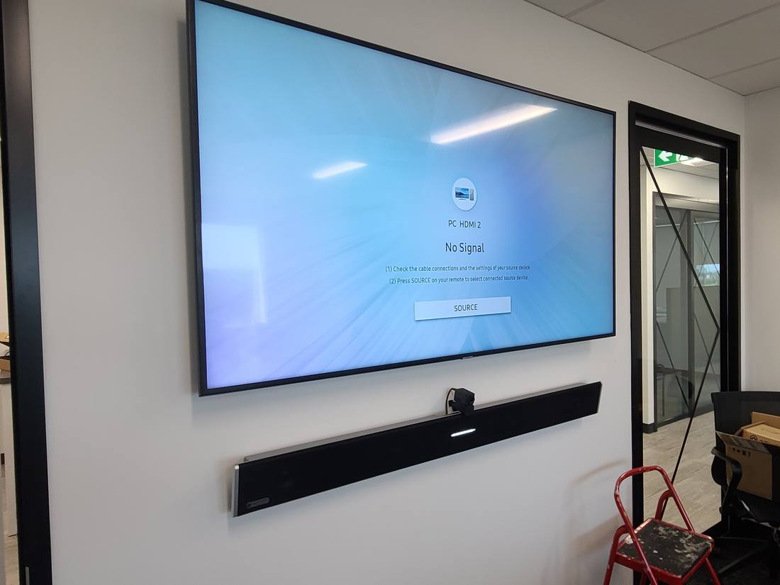Display showing No Signal commissioning screen above a soundbar