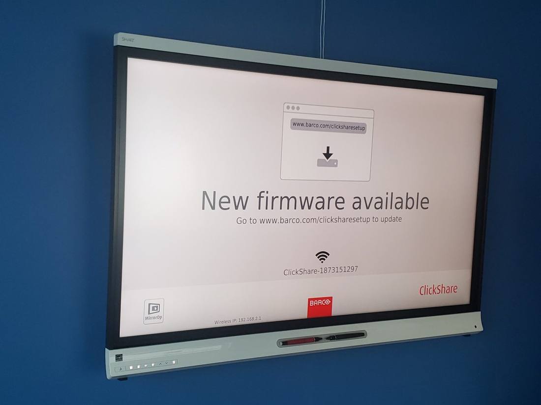 Wireless presentation system showing a firmware update screen