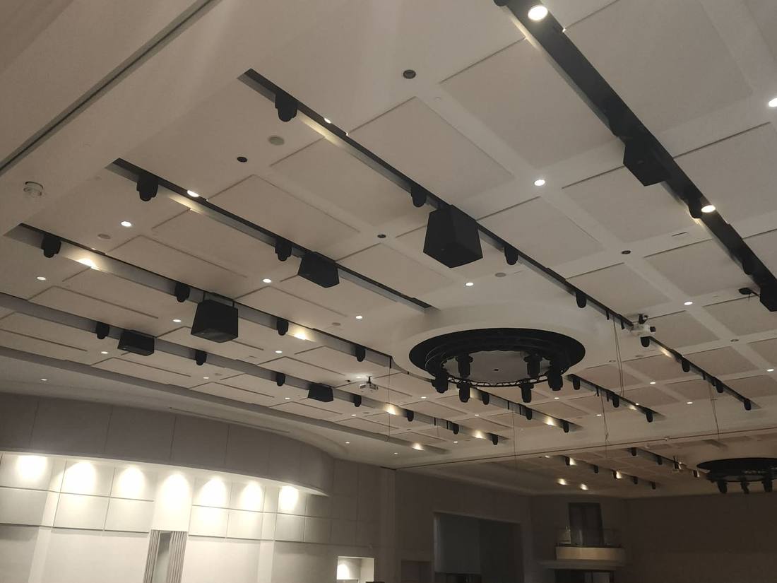Linear truss array fanning out from a central rigging ring