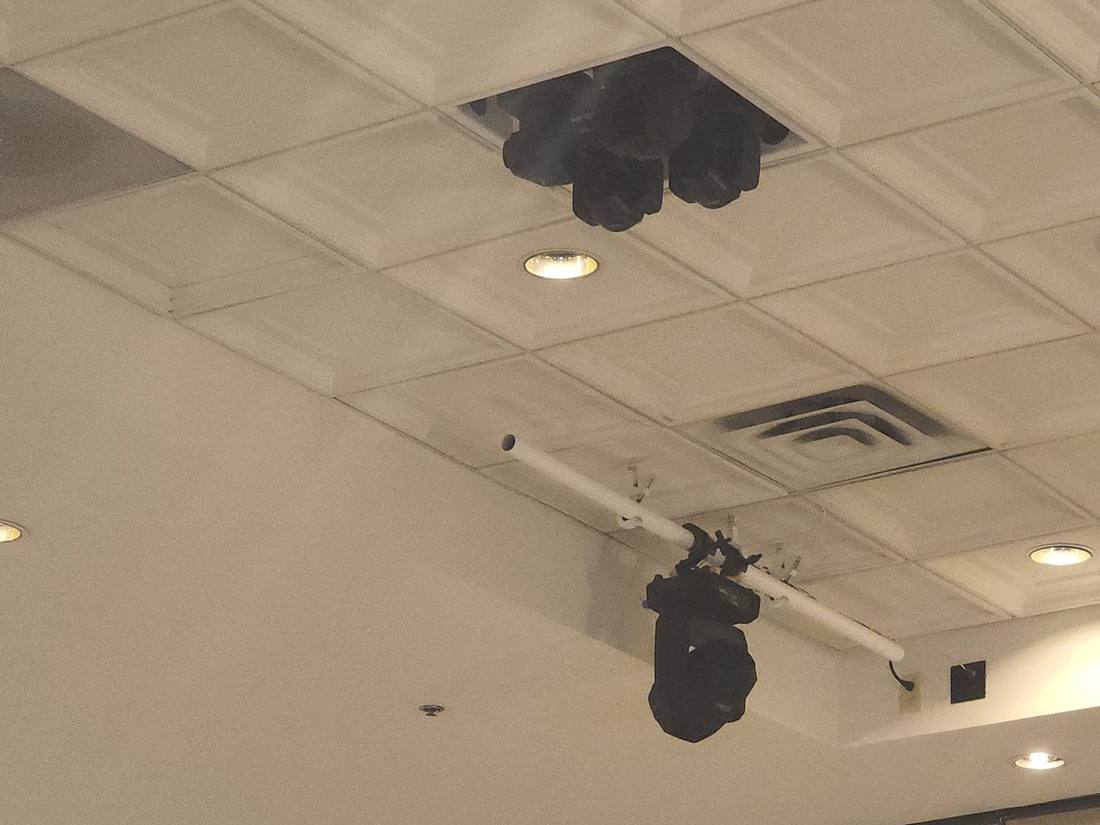 Ceiling-mounted moving-head lighting cluster