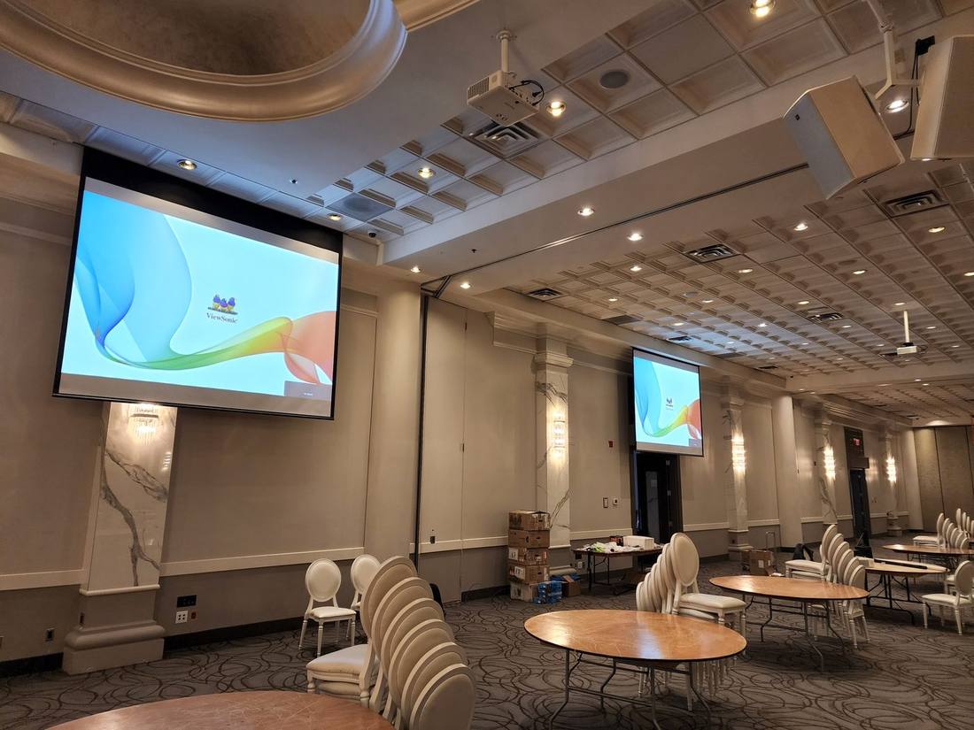 Long banquet hall with two motorized projection screens