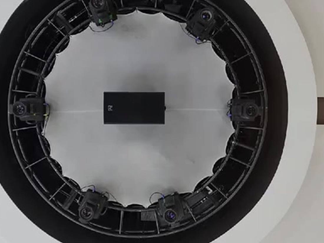 Circular truss ring of moving-head lighting fixtures