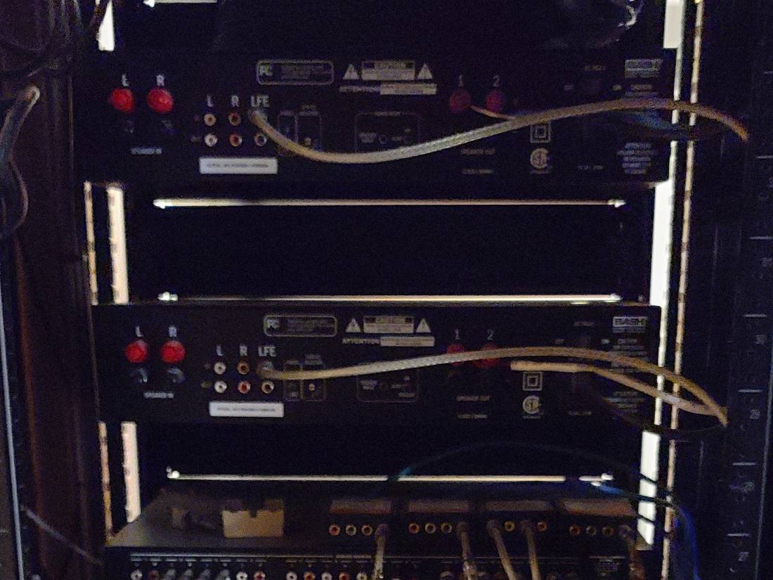Rack-mounted audio amplifiers with speaker wiring